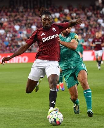 July 30, 2024, Prague, Czech Republic: VICTOR OLATUNJI of Sparta Praha (red) fight for ball with Shamrock Rover s ROBERTO LOPES (R) during second qualifying round UEFA Champions League, 2nd leg match at July 30, 2024, in Prague in the Czech Republic. 6-2 Sparta Praha win. Prague Czech Republic - ZUMAr156 20240730_aap_r156_017 Copyright: xSlavekxRutax