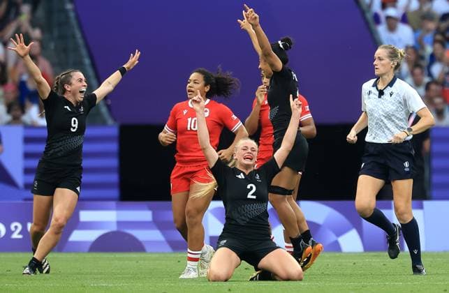 Paris 2024 Olympic Games, Olympische Spiele, Olympia, OS Stade de France, Saint-Denis, Paris, France 30 7 2024 Women™s Rugby Sevens - Gold Medal Match New Zealand vs Canada New Zealand™s Jazmin Felix-Hotham (left) and Jorja Miller (middle) celebrate victory Jazmin Felix-Hotham (left) and Jorja Miller (middle) celebrate victory 30 7 2024  Copyright: x INPHO Photosport IainxMcGregorx 240730Rugby7sOLY_3682