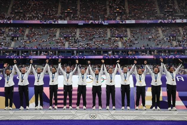 Paris 2024 Olympic Games, Olympische Spiele, Olympia, OS Stade de France, Saint-Denis, Paris, France 30 7 2024 Women™s Rugby Sevens - Gold Medal Match New Zealand vs Canada The New Zealand team celebrate with their gold medals The New Zealand team celebrate with their gold medals 30 7 2024  Copyright: x INPHO Photosport IainxMcGregorx 240730Rugby7sOLY_4069