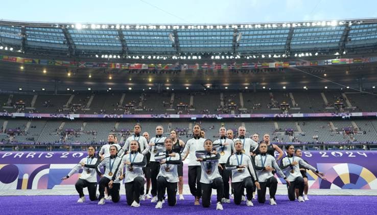 (240730) -- PARIS, July 30, 2024 -- Gold medalists team New Zealand celebrate during the victory ceremony for the women s rugby sevens at the Paris 2024 Olympic Games, Olympische Spiele, Olympia, OS in Paris, France, July 30, 2024. ) (PARIS2024) FRANCE-PARIS-OLY-RUGBY SEVENS LuixSiuxWai 