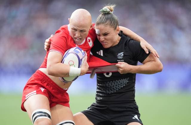 (240730) -- PARIS, July 30, 2024 -- Michaela Blyde (R) of team New Zealand vies with Olivia Apps of team Canada the women s rugby sevens gold medal match between team New Zealand and team Canada at the Paris 2024 Olympic Games, Olympische Spiele, Olympia, OS in Paris, France, July 30, 2024. ) (PARIS2024) FRANCE-PARIS-OLY-RUGBY SEVENS LuixSiuxWai 