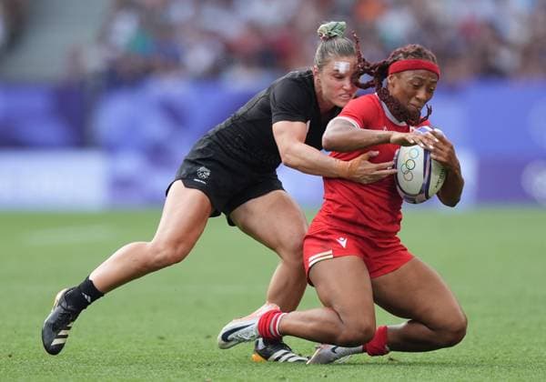 (240730) -- PARIS, July 30, 2024 -- Michaela Blyde (L) of team New Zealand vies with Charity Williams of team Canada the women s rugby sevens gold medal match between team New Zealand and team Canada at the Paris 2024 Olympic Games, Olympische Spiele, Olympia, OS in Paris, France, July 30, 2024. ) (PARIS2024) FRANCE-PARIS-OLY-RUGBY SEVENS LuixSiuxWai 