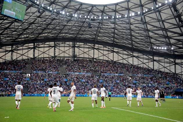 Paris 2024 - Football - France Defeat New Zealand French team celebrating their victory in the Group A Match between France and New Zealand during the Olympic Games, Olympische Spiele, Olympia, OS Paris 2024, at Stadium-Marseille, on July 30, 2024 in Marseille, France. Photo by Patrick Aventurier ABACAPRESS.COM Marseille France  Copyright: xAventurierxPatrick ABACAx