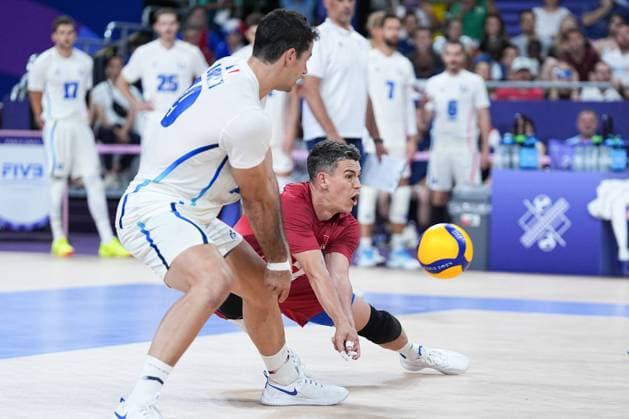 (240730) -- PARIS, July 30, 2024 -- Jenia Grebennikov (R) of France makes a dig during the men s volleyball preliminary round pool A match between France and Canada at Paris 2024 Olympic Games, Olympische Spiele, Olympia, OS in Paris, France, July 29, 2024. ) (PARIS2024) FRANCE-PARIS-OLY-VOLLEYBALL JuxHuanzong 