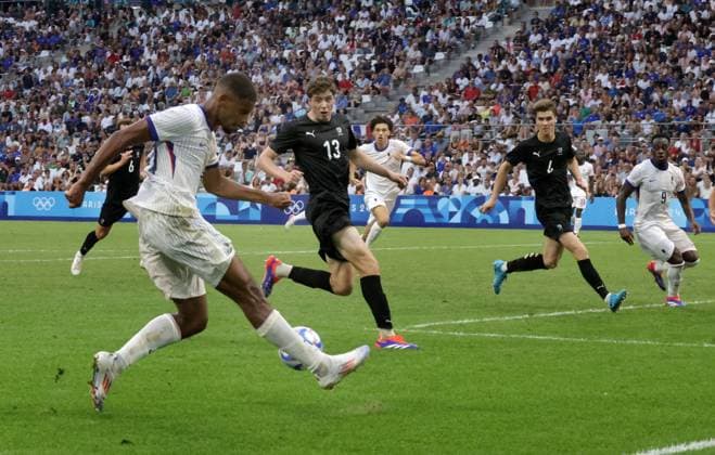 Paris 2024 - Football - France Defeat New Zealand French team celebrating their victory in the Group A Match between France and New Zealand during the Olympic Games, Olympische Spiele, Olympia, OS Paris 2024, at Stadium-Marseille, on July 30, 2024 in Marseille, France. Photo by Patrick Aventurier ABACAPRESS.COM Marseille France  Copyright: xAventurierxPatrick ABACAx