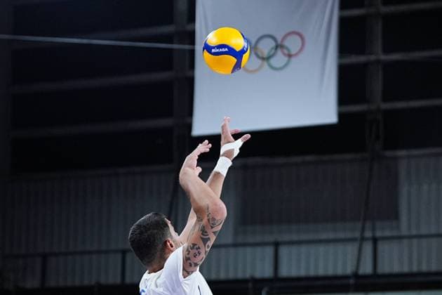 (240730) -- PARIS, July 30, 2024 -- Nicolas le Goff of France serves the ball during the men s volleyball preliminary round pool A match between France and Canada at Paris 2024 Olympic Games, Olympische Spiele, Olympia, OS in Paris, France, July 30, 2024. ) (PARIS2024) FRANCE-PARIS-OLY-VOLLEYBALL JuxHuanzong 