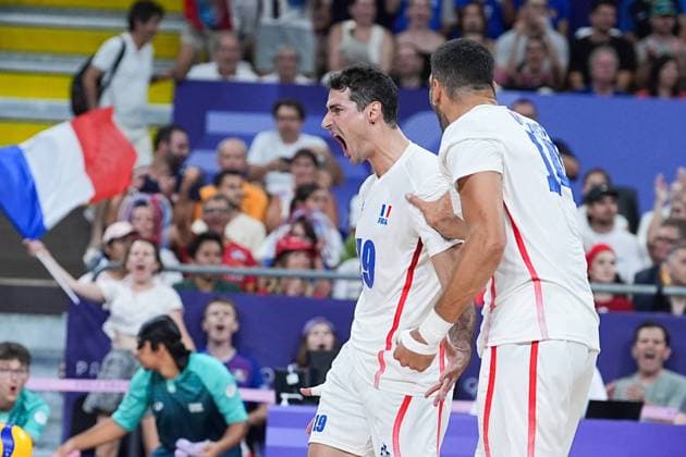 (240730) -- PARIS, July 30, 2024 -- Yacine Louati (L) of France celebrates scoring during the men s volleyball preliminary round pool A match between France and Canada at Paris 2024 Olympic Games, Olympische Spiele, Olympia, OS in Paris, France, July 30, 2024. ) (PARIS2024) FRANCE-PARIS-OLY-VOLLEYBALL JuxHuanzong 