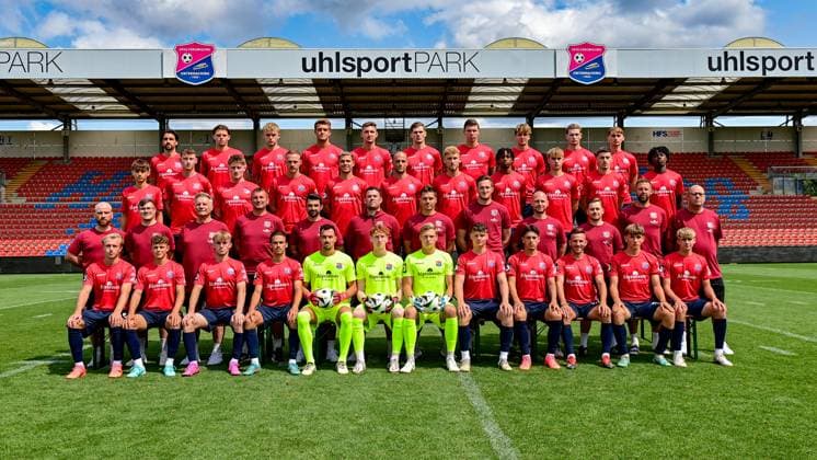 SpVgg Unterhaching 3 Liga, portrait date 2024 2025, team photo, back row from left Markus Schwabl, Dominique Girtler, Tim Hoops, Ben Schlicke, Julian Kügel, Lenn Jastremski, Luc Ihorst, Viktor Zentrich, Timon Obermeier, Nils Ortel 3 row from left Wesley Krattenmacher, Florian Schmid, Dennis Waidner, Thomas Winkelbauer, Sebastian Maier, Manuel Stiefler, Robin Littig, Boipelo Mashigo, Maximilian Hennig, Noa Gabriel Simic, Gibson Nana Adu 2nd row from left Benjamin Opel Physiotherapist , Stefan Schwabl Supervisor , Manfred Sommer Team Manager , Wolfgang Sonnhauser Co Coach , Thomas Kasparetti Co Coach , Marc Unterberger Head Coach , Matthias Luginger Co Coach , Sebastian Wolf Goalkeeper Coach , Dennis Göller Athletic Trainer , Björn Bauer Physiotherapist , Marc Endreß Co Trainer , Wolfgang Holste Team Manager Pros Bottom row from left Ben Westermeier, Fynn Seidel, Andy Breuer, Max Lamby, Kai Eisele, Konstantin Heide, Fabian Scherger, Tim Hannemann, Alexander Leuthard, Simon Skarlatidis, Nick Kaulfers, Felix Lautenbacher xslx