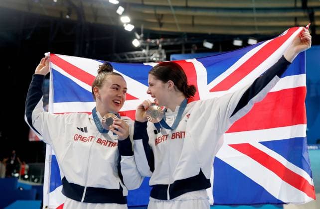 Andrea Spendolini-Sirieix and Lois Toulson of Great Britain celebrate with their Bronze Medals in the Women s Synchronised 10m Platform Final Paris 2024 Olympic Games, Olympische Spiele, Olympia, OS Day Five, Paris, France - 31 Jul 2024  Copyright: xManuelxReino Shutterstockx 14612466aq