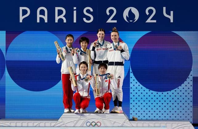Yuxi Chen and Hongchan Quan of China (Gold), Min Jo Jin and Rae Kim Mi of North Korea (Silver) and Andrea Spendolini-Sirieix and Lois Toulson of Great Britain celebrate with their medals after the Women s Synchronised 10m Platform Final Paris 2024 Olympic Games, Olympische Spiele, Olympia, OS Day Five, Paris, France - 31 Jul 2024  Copyright: xManuelxReino Shutterstockx 14612466at