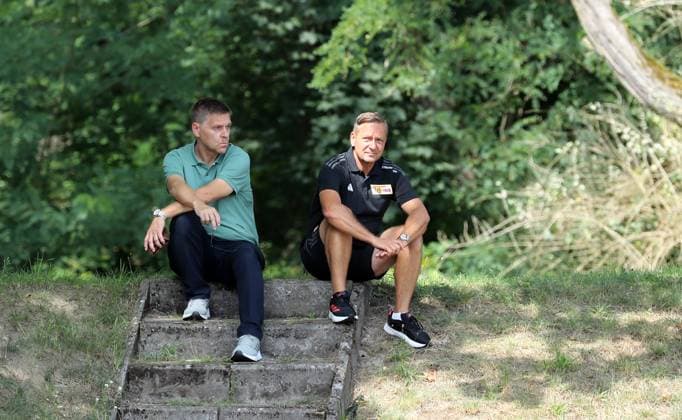 Chief scout Oliver Ruhnert talks to sports director Horst Heldt Sport Football Soccer training camp in Neuruppin 1 Bundesliga Men DFL Season 2024 2025 31 07 2024 1 FC Union Berlin FCU DFL regulations prohibit any use of photographs as image sequences and or quasi video