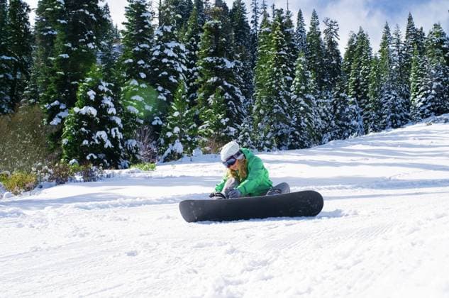 snowboarding view of a young girl snowboarding in winter environment (License=RF) 9479591 ,model released, Symbolfoto Copyright: xZoonar.com ERSLERx 9479591 ,model released, Symbolfoto ,property released