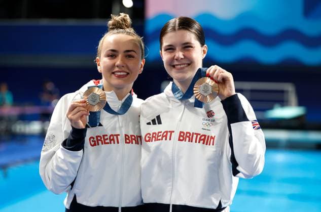 Andrea Spendolini-Sirieix and Lois Toulson of Great Britain celebrate with their Bronze Medals in the Women s Synchronised 10m Platform Final Paris 2024 Olympic Games, Olympische Spiele, Olympia, OS Day Five, Paris, France - 31 Jul 2024  Copyright: xManuelxReino Shutterstockx 14612466ay
