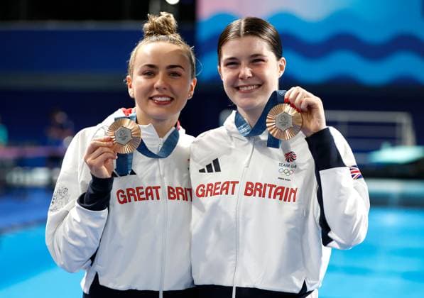 Andrea Spendolini-Sirieix and Lois Toulson of Great Britain celebrate with their Bronze Medals in the Women s Synchronised 10m Platform Final Paris 2024 Olympic Games, Olympische Spiele, Olympia, OS Day Five, Paris, France - 31 Jul 2024  Copyright: xManuelxReino Shutterstockx 14612466aw