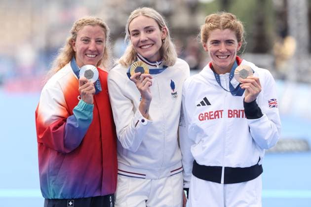 Sport Themen der Woche KW31 Sport Bilder des Tages Julie Derron (Switzerland), Cassandre Beaugrand (France) and Beth Potter (Great Britain) with their medals after competing in the Women s Individual Triathlon Paris 2024 Olympic Games, Olympische Spiele, Olympia, OS Day Five, Paris, France - 31 Jul 2024  Copyright: xRyanxBrowne Shutterstockx 14612392cj