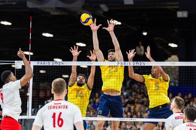 Volleyball - Olympic Games, Olympische Spiele, Olympia, OS Paris 2024: Day 5 Wilfredo Leon, Araujo Natalia, Flavio Resende Gualberto, Daher De Menezes Thaisa are playing during Volleyball Men s Preliminary Round - Group C - match between Poland and Brazil on day five of the Olympic Games Paris 2024 at Paris Arena in Paris, France on July 31, 2024. Paris France  Copyright: xAndrzejxIwanczukx originalFilename:iwanczuk-volleyba240731_npDgx.jpg