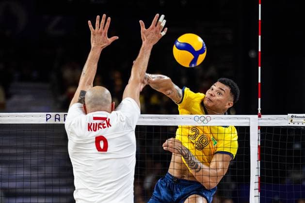 Volleyball - Olympic Games, Olympische Spiele, Olympia, OS Paris 2024: Day 5 Wilfredo Leon, Darlan Ferreira Souza are playing during Volleyball Men s Preliminary Round - Group C - match between Poland and Brazil on day five of the Olympic Games Paris 2024 at Paris Arena in Paris, France on July 31, 2024. Paris France  Copyright: xAndrzejxIwanczukx originalFilename:iwanczuk-volleyba240731_npWgW.jpg