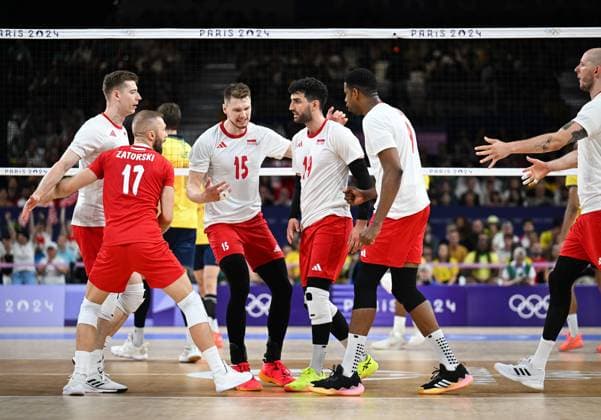 (240731) -- PARIS, July 31, 2024 -- Athletes of team Poland celebrate scoring during the men s preliminary round pool B match of volleyball between Poland and Brazil at the Paris 2024 Olympic Games, Olympische Spiele, Olympia, OS in Paris, France, July 31, 2024. ) (PARIS2024) FRANCE-PARIS-OLY-VOLLEYBALL LiuxDawei 