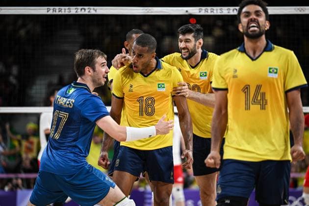 (240731) -- PARIS, July 31, 2024 -- Ricardo Lucarelli Souza (2nd L) of team Brazil celebrates scoring with his teammates during the men s preliminary round pool B match of volleyball between Poland and Brazil at the Paris 2024 Olympic Games, Olympische Spiele, Olympia, OS in Paris, France, July 31, 2024. ) (PARIS2024) FRANCE-PARIS-OLY-VOLLEYBALL LiuxDawei 