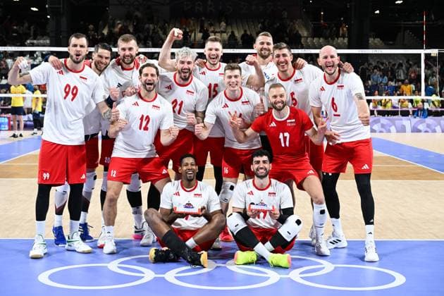 (240731) -- PARIS, July 31, 2024 -- Athletes of team Poland celebrate winning the men s preliminary round pool B match of volleyball between Poland and Brazil as Wilfredo Leon Venero (bottom L) and Marcin Janusz (bottom R) celebrate their birthday at the Paris 2024 Olympic Games, Olympische Spiele, Olympia, OS in Paris, France, July 31, 2024. ) (PARIS2024) FRANCE-PARIS-OLY-VOLLEYBALL LiuxDawei 