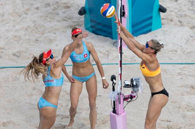 Louisa LIPPMANN GER, 2 in defense at the net, against a ball from BRUNNER Nina SUI, 2 , HUEBERLI Tanja SUI, 1 looks on, action beach volleyball women Huberli T and Brunner N SUI vs Ludwig L and Lippmann L GER , final score 2 0, preliminary round group F, on 31 07 2024, Olympic Games Paris 2024 France Â