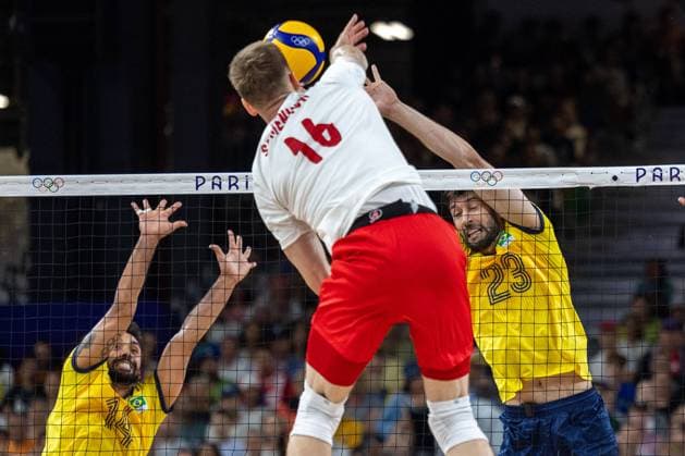 Volleyball - Olympic Games, Olympische Spiele, Olympia, OS Paris 2024: Day 5 Fernando Gil Kreling, Kamil Semeniuk, Flavio Resende Gualberto are playing during Volleyball Men s Preliminary Round - Group C - match between Poland and Brazil on day five of the Olympic Games Paris 2024 at Paris Arena in Paris, France on July 31, 2024. Paris France  Copyright: xAndrzejxIwanczukx originalFilename:iwanczuk-volleyba240731_npRr4.jpg