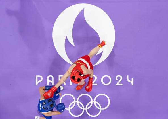 Sport Themen der Woche KW31 Sport Bilder des Tages (240731) -- PARIS, July 31, 2024 -- Yang Wenlu (R) of China competes against Natalia Shadrina of Serbia during the women s 60kg quarterfinal of boxing at the Paris 2024 Olympic Games, Olympische Spiele, Olympia, OS in Paris, France, July 31, 2024. ) (PARIS2024)FRANCE-PARIS-OLY-BOXING ChenxYichen 