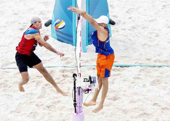 PARIS - Dutch Beach volleyball, Beachvolleyball player Steven van de Velde in action against the Chileans Esteban Grimalt and Marco Grimalt at the Olympic Games, Olympische Spiele, Olympia, OS ANP KOEN VAN WEEL xVIxANPxSportx xxANPxIVx 504732937 originalFilename: 504732937.jpg