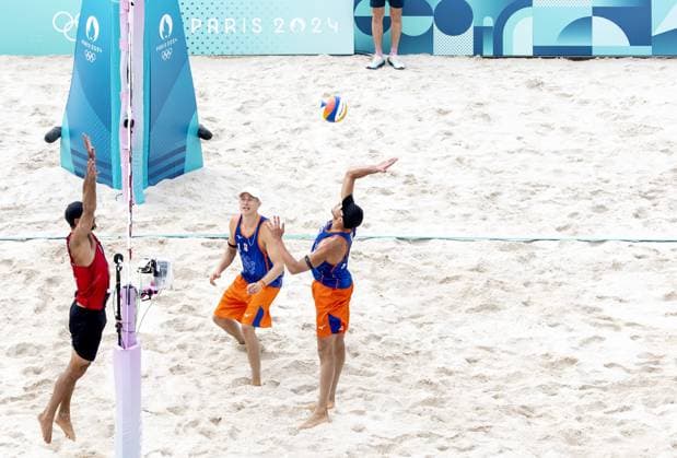 PARIS - The Dutch Beach volleyball, Beachvolleyball players Steven van de Velde and Matthew Immers in action against the Chileans Esteban Grimalt and Marco Grimalt, at the Olympic Games, Olympische Spiele, Olympia, OS ANP KOEN VAN WEEL xVIxANPxSportx xxANPxIVx 504732958 originalFilename: 504732958.jpg