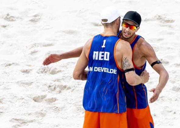 PARIS - The Dutch Beach volleyball, Beachvolleyball players Steven van de Velde and Matthew Immers in action against the Chileans Esteban Grimalt and Marco Grimalt, at the Olympic Games, Olympische Spiele, Olympia, OS ANP KOEN VAN WEEL xVIxANPxSportx xxANPxIVx 504733067 originalFilename: 504733067.jpg