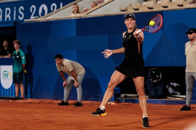 FRA, Paris, Olympic Games Paris 2024, 31 07 2024, Tennis SINGLE Women, Quarterfinals Angelique Kerber Germany Qinwen Zheng China , Tennis Stadium Roland Garros Court Philippe Chatrier Angelique Kerber Germany plays the ball Copyright: HMBxMedia SteffiexWunderl