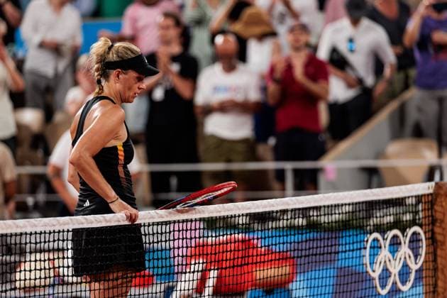 FRA, Paris, Olympic Games Paris 2024, 31 07 2024, Tennis SINGLE Women, Quarterfinals Angelique Kerber Germany Qinwen Zheng China , Tennis Stadium Roland Garros Court Philippe Chatrier Angelique Kerber Germany dejected, sad after the narrow exit in the quarterfinals Copyright: HMBxMedia SteffiexWunderl