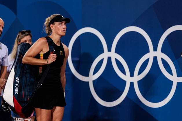 FRA, Paris, Olympic Games Paris 2024, 31 07 2024, Tennis SINGLES Women, Quarterfinals Angelique Kerber Germany Qinwen Zheng China , Tennis Stadium Roland Garros Court Philippe Chatrier Angelique Kerber Germany says a sad farewell to the fans End of career Copyright: HMBxMedia SteffiexWunderl