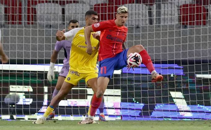 Fußball, CL-Quali, Maccabi Tel Aviv - FCSB Bukarest 31.07.2024 Budapest(Hungary) FC Maccabi Tel Aviv-FCSB Uefa second leg champions league second qualifying round men s football David Miculescu(C) FCSB, Raz Shlomo (L) Maccabi Tel Aviv :