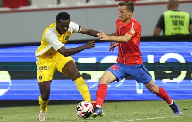 Fußball, CL-Quali, Maccabi Tel Aviv - FCSB Bukarest 31.07.2024 Budapest(Hungary) FC Maccabi Tel Aviv-FCSB Uefa second leg champions league second qualifying round men s football Henry Addo(L) Maccabi Tel Aviv,Marius Stefanescu(R) FCSB :