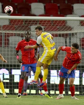Fußball, CL-Quali, Maccabi Tel Aviv - FCSB Bukarest 31.07.2024 Budapest(Hungary) FC Maccabi Tel Aviv-FCSB Uefa second leg champions league second qualifying round men s football Gavriel Kanichowsky (C) Maccabi Tel Aviv in defence stopped attack between Joyskim Dawa(L),Risto Radunovic(R) FCSB :