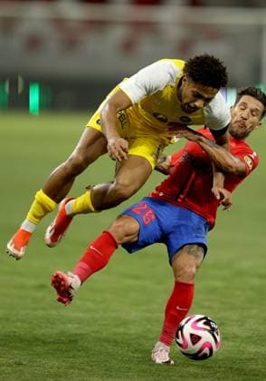 Fußball, CL-Quali, Maccabi Tel Aviv - FCSB Bukarest 31.07.2024 Budapest(Hungary) FC Maccabi Tel Aviv-FCSB Uefa second leg champions league second qualifying round men s football Tyrese Asante(L) Maccabi Tel Aviv,Alexandru Baluta(R) FCSB :