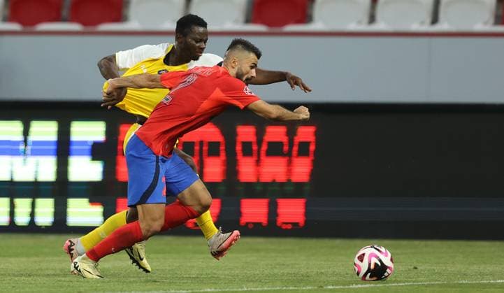 Fußball, CL-Quali, Maccabi Tel Aviv - FCSB Bukarest 31.07.2024 Budapest(Hungary) FC Maccabi Tel Aviv-FCSB Uefa second leg champions league second qualifying round men s football Valentin Cretu (front) FCSB stopped Henry Addo (L) Maccabi Tel Aviv during match :