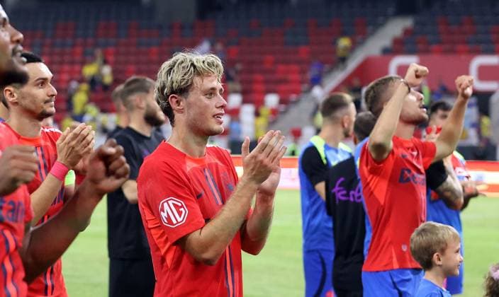 Fußball, CL-Quali, Maccabi Tel Aviv - FCSB Bukarest 31.07.2024 Budapest(Hungary) FC Maccabi Tel Aviv-FCSB Uefa second leg champions league second qualifying round men s football Adrian Sut(L), William Baeten (C) FCSB celebrate victory after match :