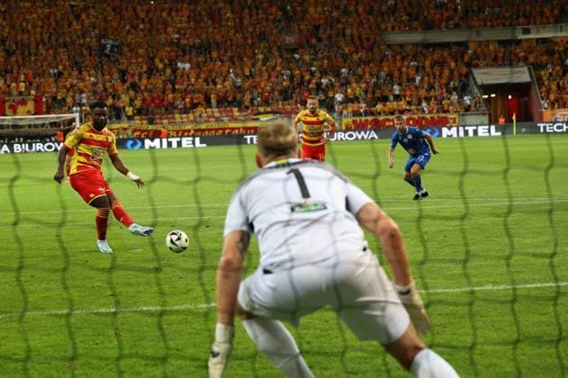 Fußball, CL-Quali, Jagiellonia Bialystok - FK Panevezys Bialystok, 31.07.2024 Eliminacje Ligi Mistrzow UEFA, Pilka nozna sezon 2024 25 druga runda kwalifikacyjna ---- Qualifications UEFA Champions League football game Jagiellonia Bialystok - FK Panevezys Afimico Pululu gool bramka karny FOT. MARCIN SOLARZ FOTOPYK NEWSPIX.PL NEWSPIX.PL --- Newspix.pl  20240731MS0010