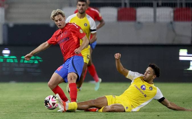 Fußball, CL-Quali, Maccabi Tel Aviv - FCSB Bukarest 31.07.2024 Budapest(Hungary) FC Maccabi Tel Aviv-FCSB Uefa second leg champions league second qualifying round men s football William Baeten FCSB ,Tyrese Asante(R) Maccabi Tel Aviv during match :