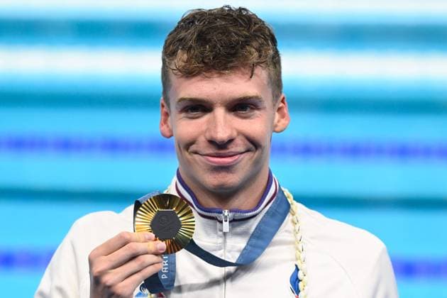 Sport Themen der Woche KW31 Sport Bilder des Tages Sport Bilder des Tages Leon Marchand ( FRA ) celebrates with his medal during the 2024 Olympics Games Swimming 200 m breaststroke - at Paris La Defense Arena on July 31, 2024 in Paris, France. ( Photo by federico pestellini DPPI Panoramic ) - JO 2024 : Natation - Jeux Olympiques 2024 - Paris2024 - Paris - 31 07 2024 DPPI Panoramic 