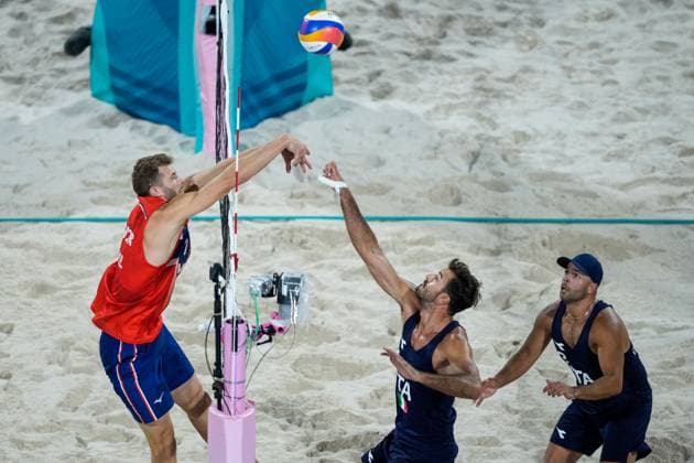 Paris 2024 Summer Olympics Paris, France 20240731 Anders Mol left and Christian Sorum from Norway against Alex Ranghieri middle and Adrian Carambula right from Italy in the second match of the group stage in sand volleyball at the Eiffel Tower Stadium during the Paris 2024 Olympics Photo Fredrik Varfjell NTB Paris France EDITORIAL USE ONLY RESTRICTED USE FOR BETTING COMPANIES  Copyright: xFredrikxVarfjellx xNTBx