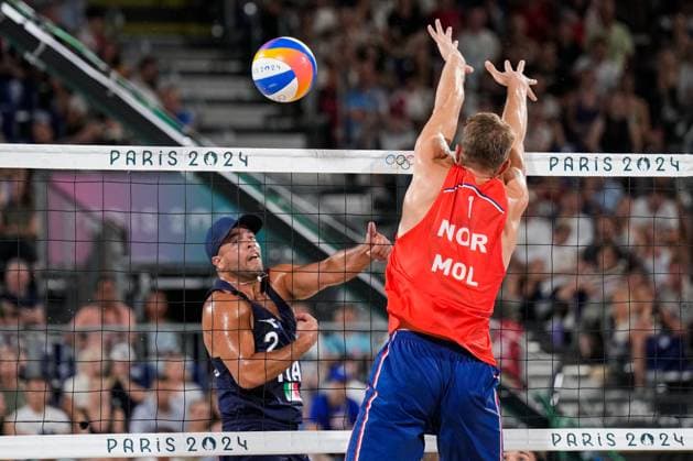 Paris 2024 Summer Olympics Paris, France 20240731 Anders Mol and Christian Sorum from Norway against Alex Ranghieri and Adrian Carambula left from Italy in the second match of the group stage in sand volleyball at the Eiffel Tower Stadium during the Paris 2024 Olympics Photo Fredrik Varfjell NTB Paris France EDITORIAL USE ONLY RESTRICTED USE FOR BETTING COMPANIES  Copyright: xFredrikxVarfjellx xNTBx