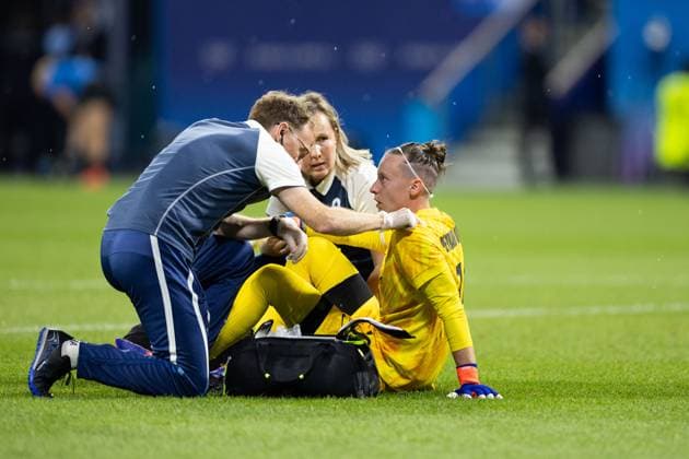 Lyon, France, July 31th 2024: Goalkeeper Pauline Peyraud-Magnin (16 France) receives medical treatment during the Olympic Games, Olympische Spiele, Olympia, OS Paris 2024 Women Group A football match between New Zealand and France at Stade de Lyon in Lyon, France. (Ane Frosaker SPP) Copyright: xAnexFrosakerx xSPPx spp-en-AnFrSp-_F_24144