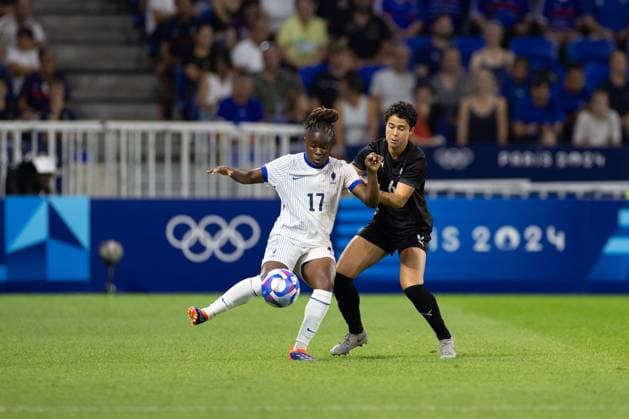 Lyon, France, July 31th 2024: Sandy Baltimore (17 France) battle for the ball during the Olympic Games, Olympische Spiele, Olympia, OS Paris 2024 Women Group A football match between New Zealand and France at Stade de Lyon in Lyon, France. (Ane Frosaker SPP) Copyright: xAnexFrosakerx xSPPx spp-en-AnFrSp-_F_24206