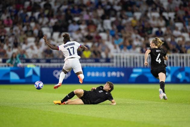 Lyon, France, July 31th 2024: Sandy Baltimore (17 France) and Meikayla Moore (5 New Zealand) battle for the ball during the Olympic Games, Olympische Spiele, Olympia, OS Paris 2024 Women Group A football match between New Zealand and France at Stade de Lyon in Lyon, France. (Ane Frosaker SPP) Copyright: xAnexFrosakerx xSPPx spp-en-AnFrSp-_F_23962