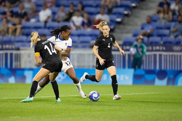 Lyon, France, July 31th 2024: Katie Bowen (14 New Zealand) and Marie-Antoinette Katoto (12 France) battle for the ball during the Olympic Games, Olympische Spiele, Olympia, OS Paris 2024 Women Group A football match between New Zealand and France at Stade de Lyon in Lyon, France. (Ane Frosaker SPP) Copyright: xAnexFrosakerx xSPPx spp-en-AnFrSp-_F_22427
