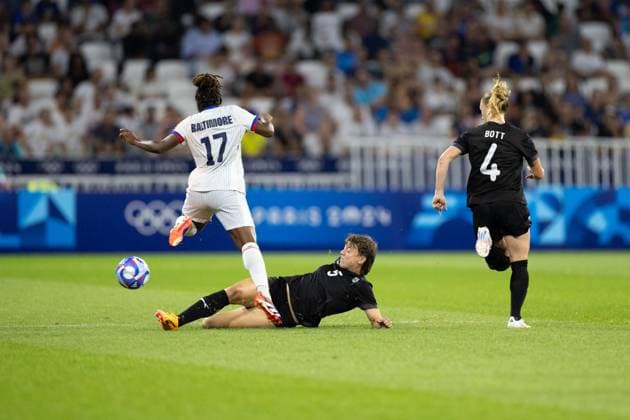 Lyon, France, July 31th 2024: Sandy Baltimore (17 France) and Meikayla Moore (5 New Zealand) battle for the ball during the Olympic Games, Olympische Spiele, Olympia, OS Paris 2024 Women Group A football match between New Zealand and France at Stade de Lyon in Lyon, France. (Ane Frosaker SPP) Copyright: xAnexFrosakerx xSPPx spp-en-AnFrSp-_F_23959