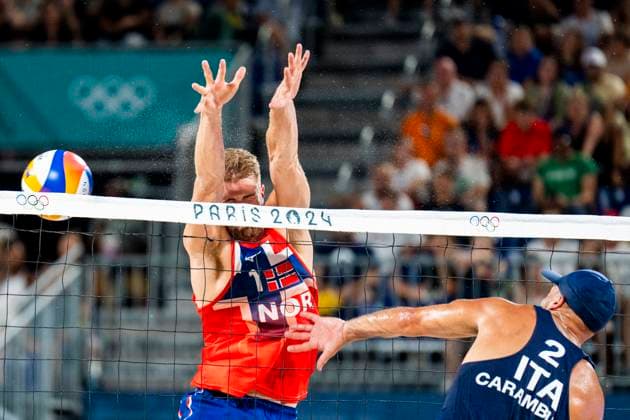 Paris 2024 Summer Olympics Paris, France 20240731 Anders Mol and Christian Sorum from Norway against Alex Ranghieri and Adrian Carambula from Italy in the second match of the group stage in sand volleyball at the Eiffel Tower Stadium during the Paris 2024 Olympics Photo Fredrik Varfjell NTB Paris France EDITORIAL USE ONLY RESTRICTED USE FOR BETTING COMPANIES  Copyright: xFredrikxVarfjellx xNTBx